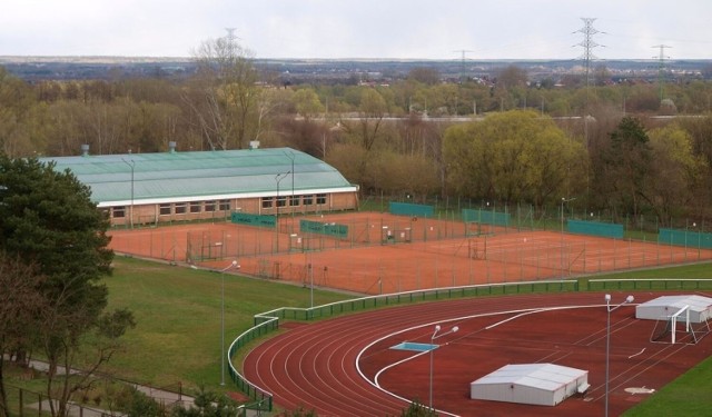 Widoczna na zdjęciu hala tenisowa, korty i fragment stadiony lekkoatletycznego