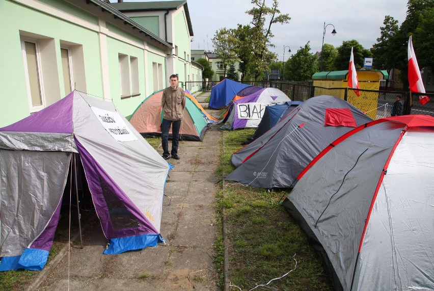 Miasteczko protestujących przed starostwem w Piotrkowie