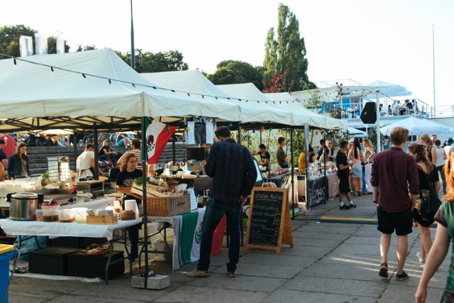 W tym roku Slow Market wystartował po raz czwarty. Targ kulinarny zlokalizowany jest tradycyjnie obok Placu Zabaw. W menu znajdują się smaki z całego świata. Głównym plusem tego miejsca jest to, iż zjecie tam także w nocy. 

Serwowane przysmaki zadowolą nawet najbardziej wybredne podniebienia. Nie brakuje dań wegetariańskich, mięsnych, różnorodnych słodyczy serwowanych zarówno na zimno, jak i na gorąco. Wstęp wolny.