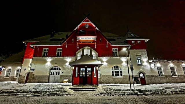 Stacja w Szklarskiej Porębie została uruchomiona w czerwcu 1902 roku. Budynek przeszedł przebudowę, która rozpoczęła się jesienią 2019 roku. Wartość zakończonej inwestycji wyniosła 22,5 mln złotych Była dofinansowana ze środków unijnych.