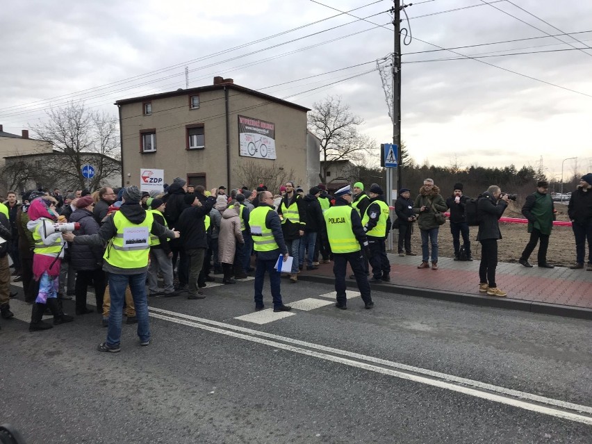 Zamieszki w Imielinie: górnicy zaatakowali mieszkańców, którzy protestowali przeciw wydobyciu. Petardy i szarpanina