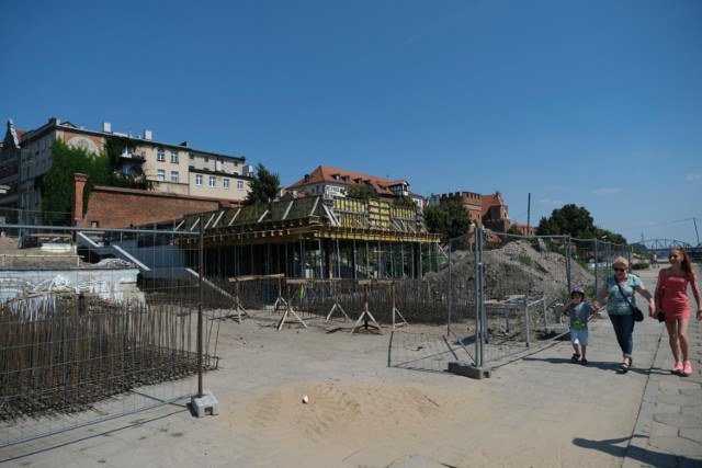 Po liście otwartym podpisanym przez 74 osoby związane z kulturą i nauką, które w ten sposób zaprotestowały przeciw ingerowaniu w toruńską panoramę wiślaną, w sieci pojawiła się petycja skierowana do prezydenta Michała Zaleskiego. Jej autor domaga się m.in. rozbiórki wznoszonych na bulwarze betonowych pawilonów