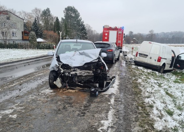 W  Graboszycach (gm. Zator) na ulicy Głównej 25-letnia mieszkanka powiatu wadowickiego, kierując samochodem marki Hyundai wpadła w poślizg w wyniku czego zjechała na przeciwległy pas, gdzie zderzyła się z samochodem marki VW Caddy