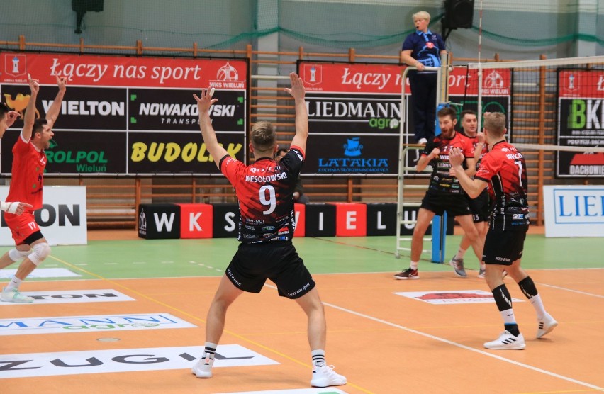 Druga liga siatkówki. WKS Wieluń pokonał u siebie Tubądzin Volley MOSiR Sieradz 3:1 ZDJĘCIA