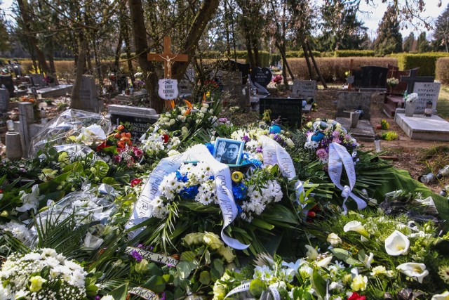 W poniedziałek, 4 kwietnia, odbył się pogrzeb 24-letniego Alberta Radomskiego. Chłopak zmarł 23 marca. Spoczął na cmentarzu na Junikowie. W ostatniej drodze towarzyszyła mu rodzina, przyjaciele, znajomi i wszyscy ci, którzy kibicowali chłopakowi w powrocie do zdrowia.

Przejdź dalej --->
