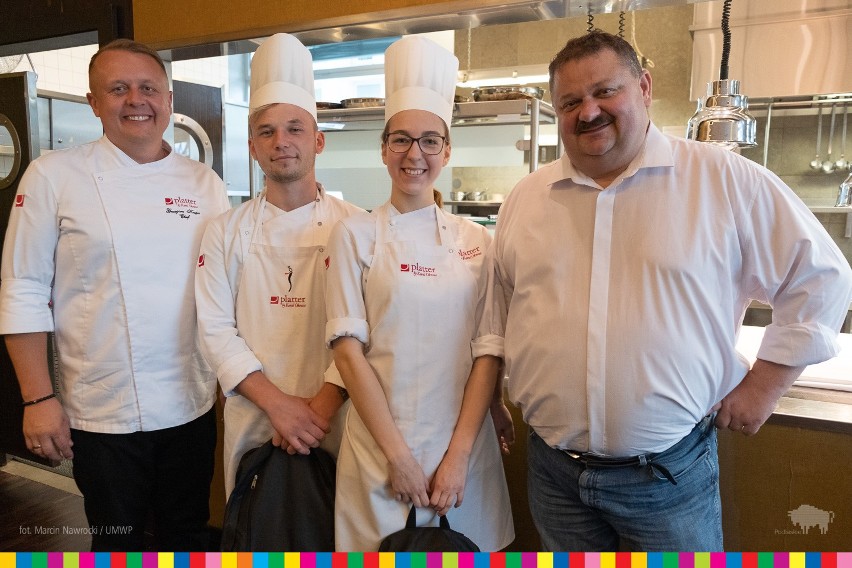 Zwycięzcy konkursu „Gotuj z klasą” zakończyli praktyki w restauracji Karola Okrasy. Ich dań próbował Stanisław Derehajło (zdjęcia)