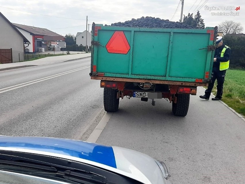 Z traktora sypał się węgiel na drogę w Wodzisławiu Śląskim