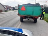 Traktorzysta gubił węgiel z przyczepy w Wodzisławiu. Sypał się na drogę. Gdyby nie policja, straciłby większość ładunku ZDJĘCIA