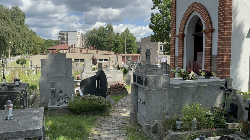 Czy montaż kamery monitoringu przy cmentarzu w Brzesku ukrócił akty wandalizmu na zabytkowych nagrobkach?