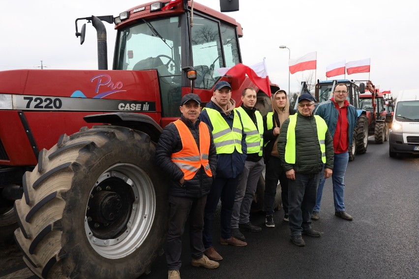 Trwa protest rolników w Grodzisku Wielkopolskim. DK32 jest...
