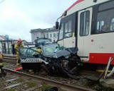 Niebezpieczny wypadek w Nowym Porcie. Tramwaj zderzył się z osobówką