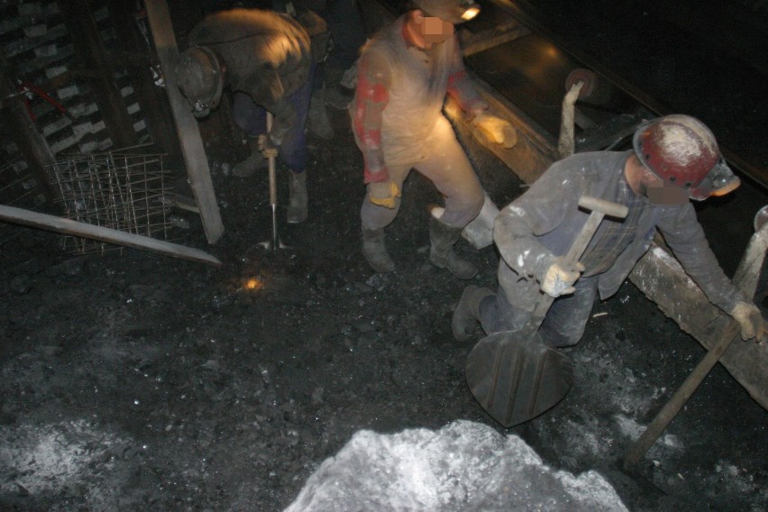 Tak pracują górnicy w kopalni