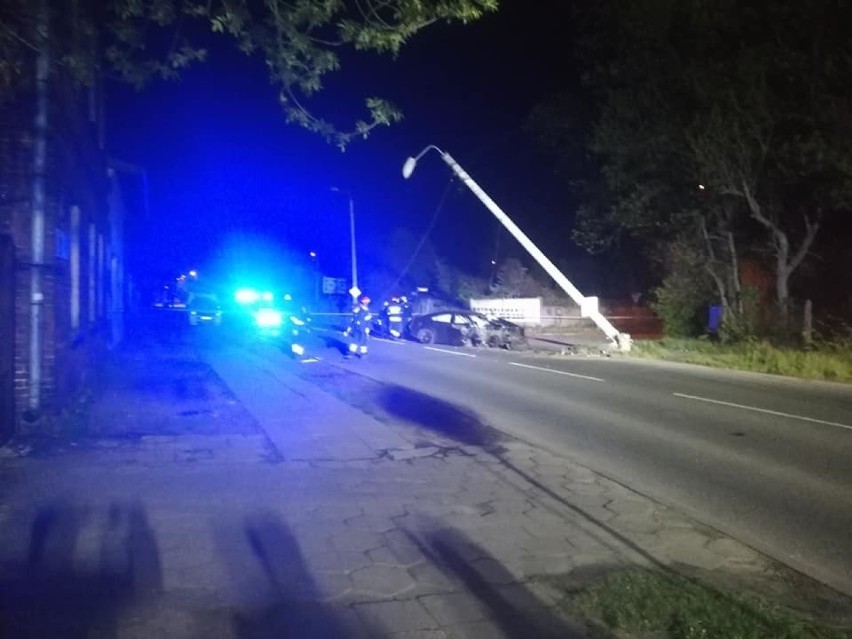 Wypadek na ul. Wileńskiej. Auto uderzyło w latarnię, kierowca i pasażerowie uciekli ZDJĘCIA