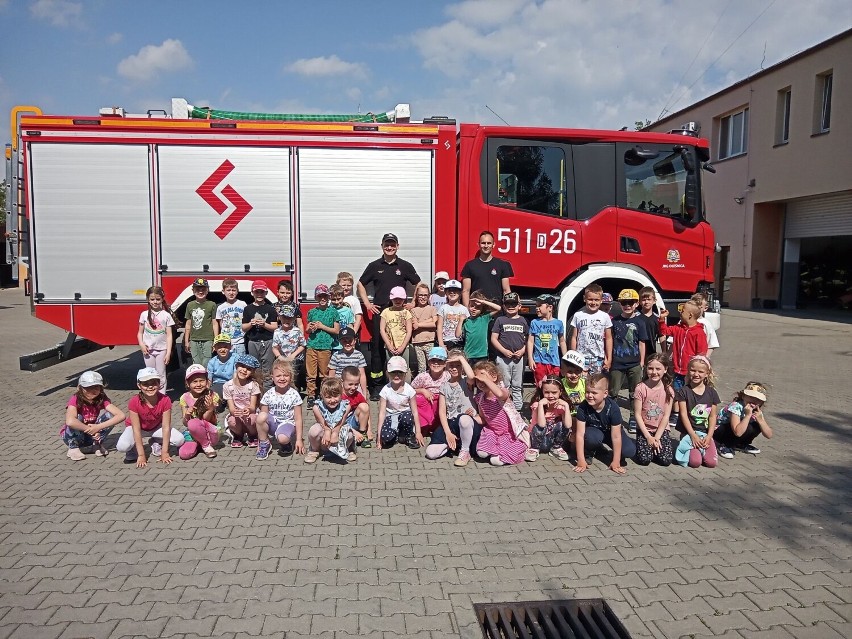 Maluchy z Przedszkola nr 2 w Zespole Szkolno-Przedszkolnym nr 1 w Oleśnicy z wizytą u strażaków 