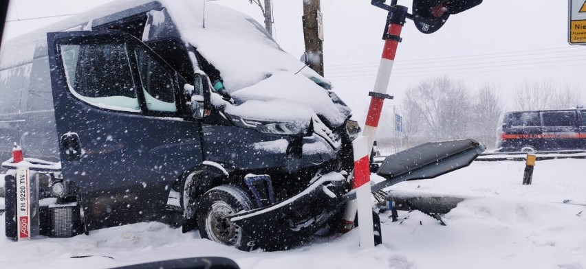 Dramatyczne chwile na torach w Wałbrzychu. Na przejeździe utknął bus i wjechał w niego pociąg