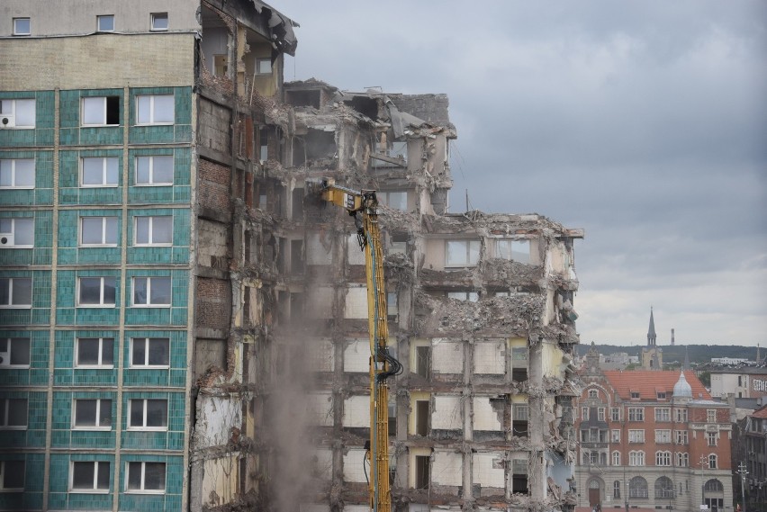 Trwa rozbiórka hotelu Silesia w Katowicach. 21 sierpnia 2019...