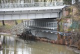 Kładka wróciła nad Młynówkę w Opolu, ale piesi nią nie przejdą. Trzeba będzie nadkładać drogi