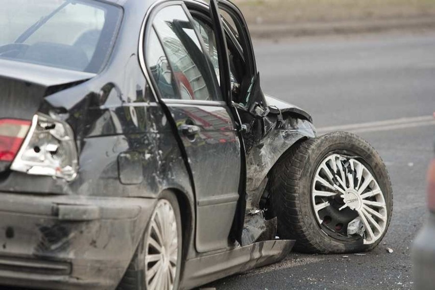 Czarne BMW zjechało na przeciwległy pas