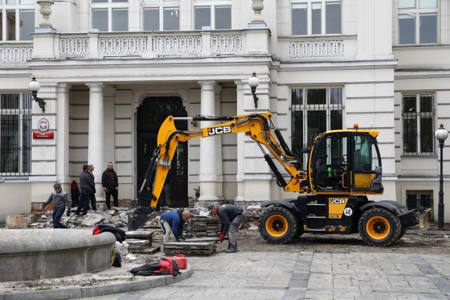 Remont placu przed Sądem Okręgowym w Piotrkowie