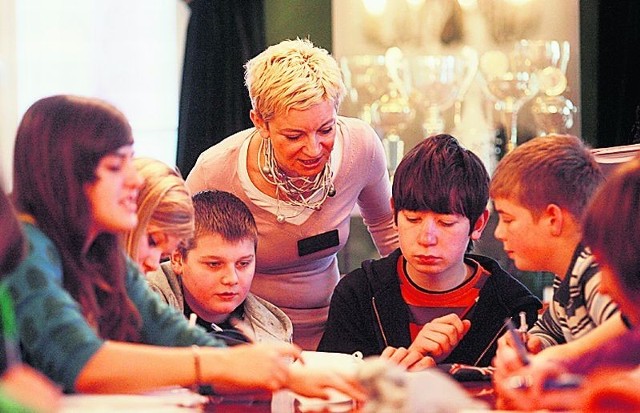 Uczniom pomagała Danuta Turczynowska z urzędu gminy
