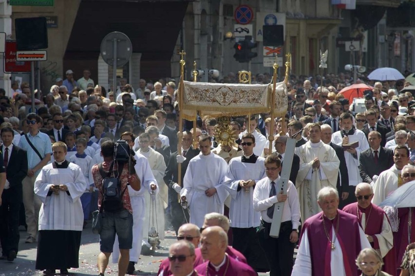 W Centralnej procesji Bożego Ciała ulicami Poznania przeszły...