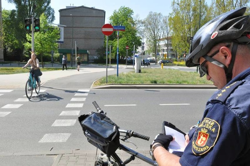 Strażnicy miejscy jeżdżą na rowerach i kontrolują stan...