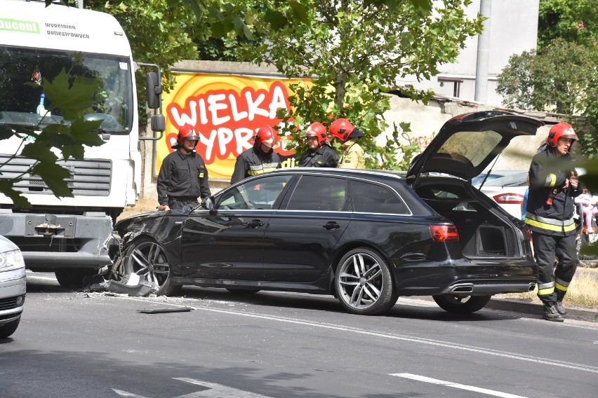 Szamotuły. Ciężarówka zderzyła się z samochodem osobowym. Utrudnienia na Alei Jana Pawła II [ZDJĘCIA]