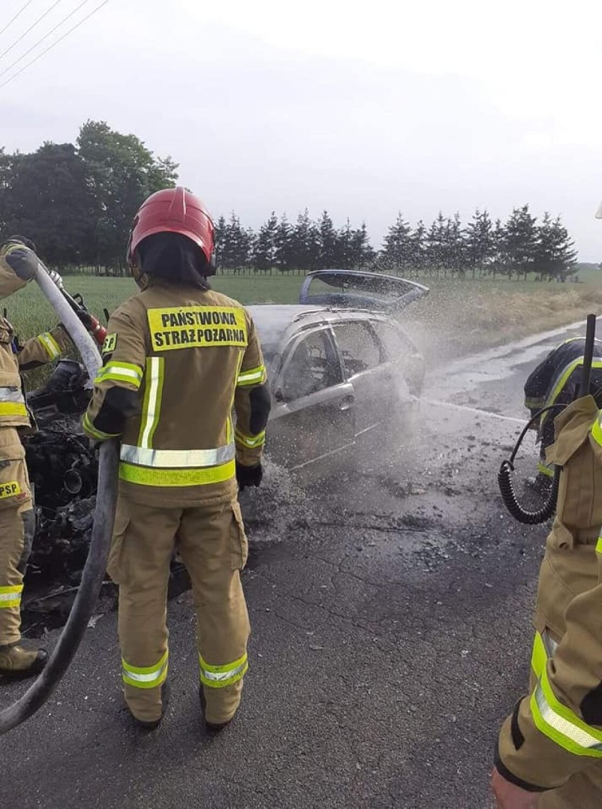 Pożar samochodu pod Gołańczą. Auto uległo całkowitemu spaleniu 