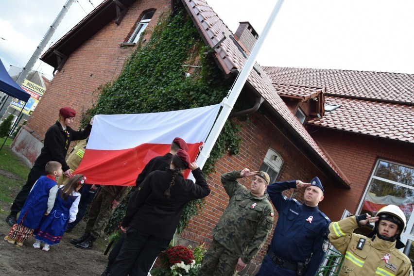 Podniosłą uroczystość wciągniecia flagi Polski na nowy maszt...