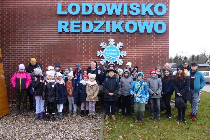 Wychowankowie z gminy Postomino na lodowisku w Redzikowie [ZDJĘCIA]