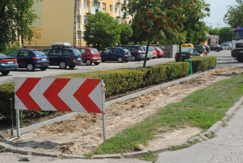Ul. Wyzwolenia w Kościanie - trwa budowa ścieżki rowerowej i...