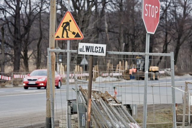 Rondo jest budowane w miejscu skrzyżowania ulicy Wrocławskiej z ulicą Wilczą