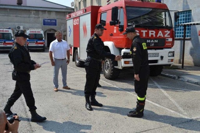 Gdy Mateusz Ostrowski , naczelnik OSP Złotnik otrzymał już klucze do zastępczego auta,  nie krył wzruszenia. Stwierdził, że teraz jednostka zaczyna wszystko od nowa jak przed 54 laty...