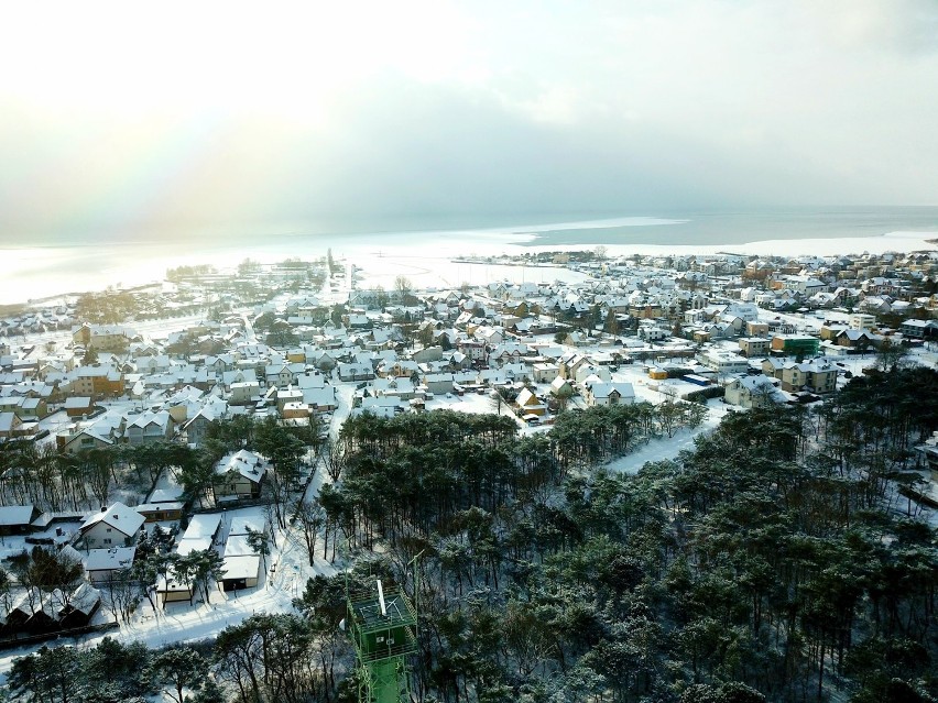 Foto Powiat Pucki: zima 2021 w Jastarni. Śnieg, słońce i niesamowity klimat na Półwyspie Helskim. Bajkowa zima z drona | ZDJĘCIA