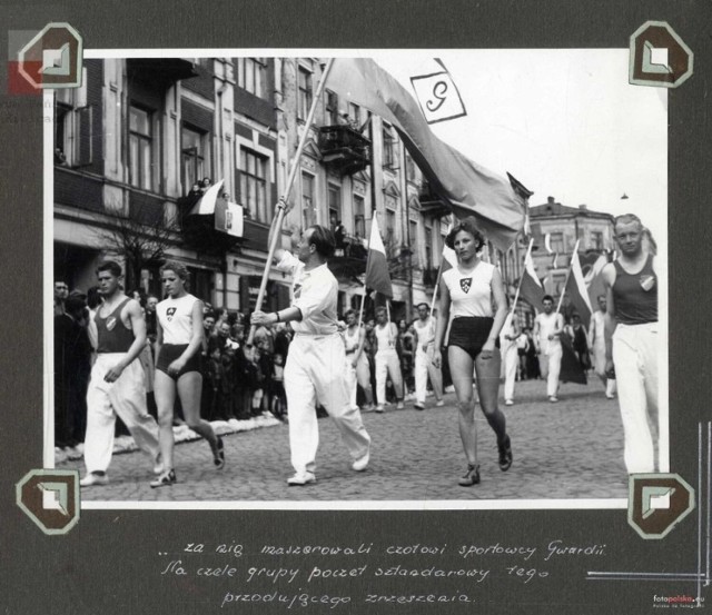 Na zdjęciu 1 maja 1953 , pochód pierwszomajowy w Kielcach. Zobacz więcej zdjęć na kolejnych slajdach