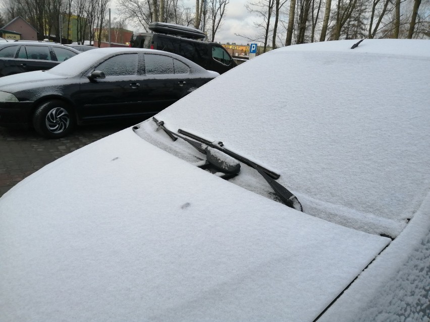 Małopolska zachodnia. Śnieg zaskoczył kierowców i drogowców. Drogi i chodniki śliskie [ZDJĘCIA]