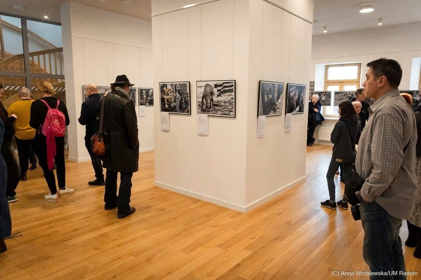 Wernisaż wystawy fotografii Tomasza Sikory "Obraz  i słowo" i otwarcie Galerii Fotografii Formaty to inicjatywa radomskich fotografików