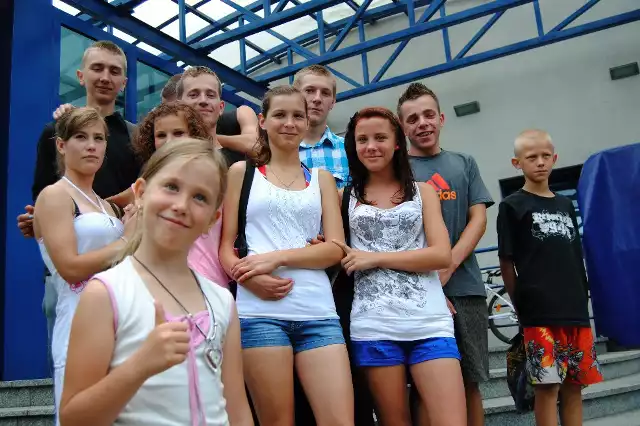 Ośmioletnia Wiktoria Szklarczyk (z przodu) oraz reszta ekipy z trzebińskiej grupy wsparcia