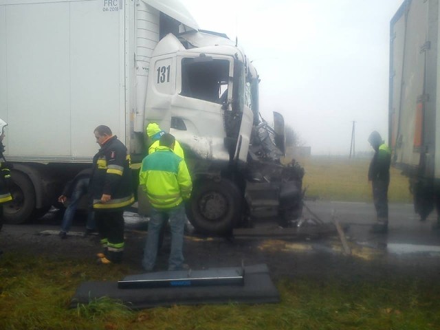 Wypadek w Józefowie pod Kaliszem. W środę po godzinie 4.00 nad ranem, na trasie krajowej nr 12 zderzyły się ze sobą dwie ciężarówki. Jeden z kierowców trafił do szpitala.

ZOBACZ WIĘCEJ: Wypadek w Józefowie pod Kaliszem. Zderzyły się dwie ciężarówki [ZDJĘCIA]