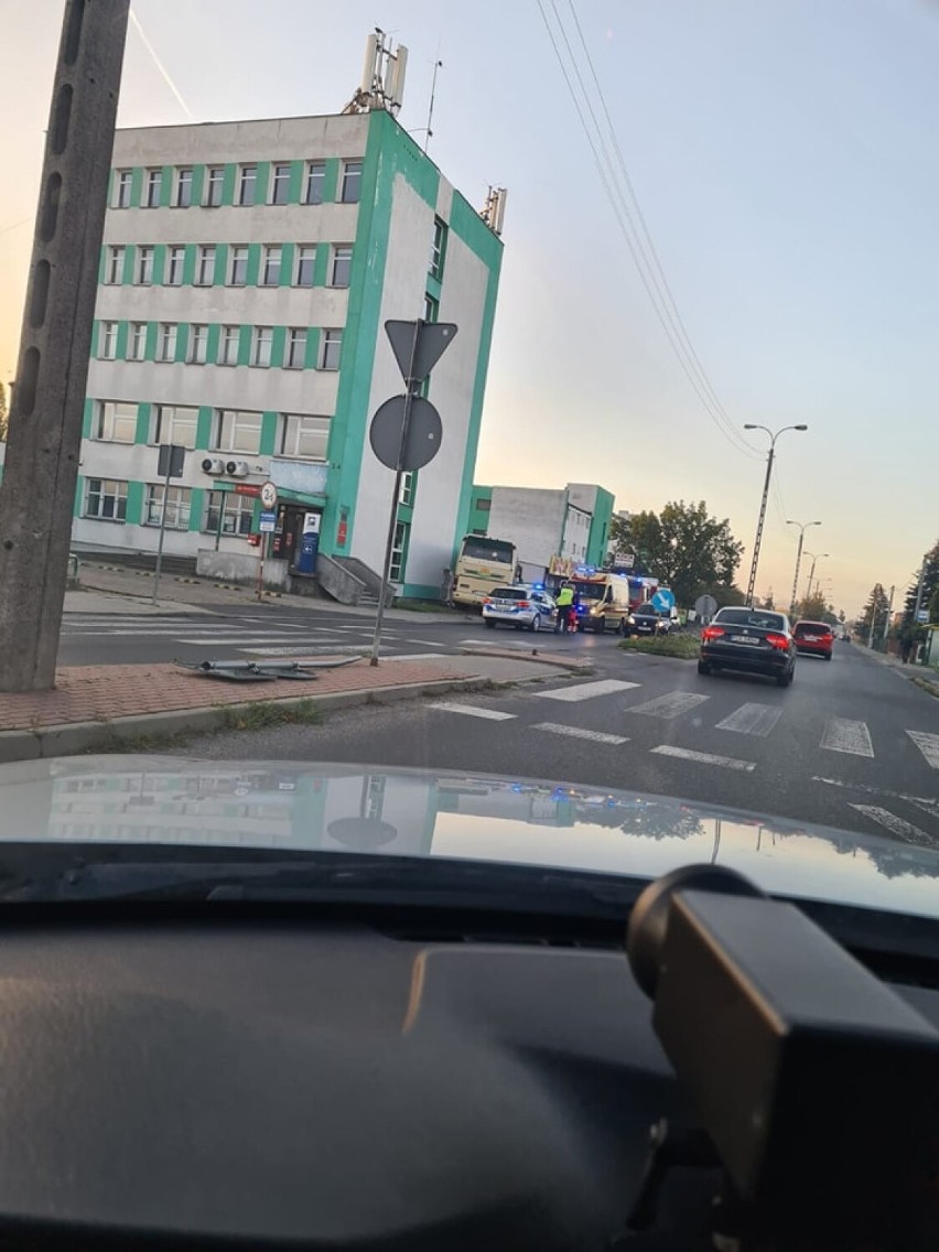 Gniezno. Autobus uderzył w budynek. Kierowca trafił do szpitala