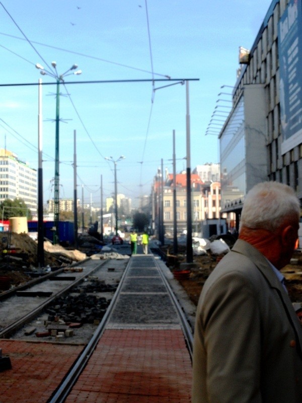 Tramwaj nr 16 jeździ przez plac budowy, nowa trasą [FOTO]