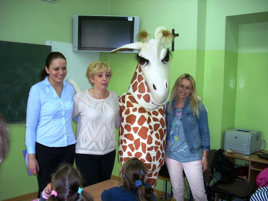SP nr 3 w Kole: Żyrafa Lokatka spotkała się z uczniami
