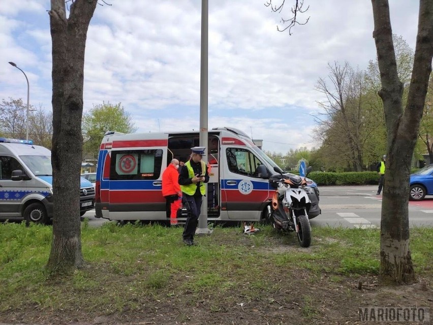 Kolizja w Opolu na Chabrów. Skuter wjechał w busa. Jedna osoba trafiła do szpitala