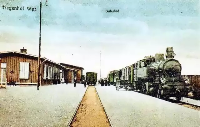 Dworzec kolejowy. Był to skromny drewniany budynek. Linia kolejowa łącząca Tiegenhof z Simonsdorf (Szymankowo) została uruchomiona  w 1886 r. Dzięki temu powstało połaczenie z dalekobieżną trasą Berlin - Königsberg (Kaliningrad).