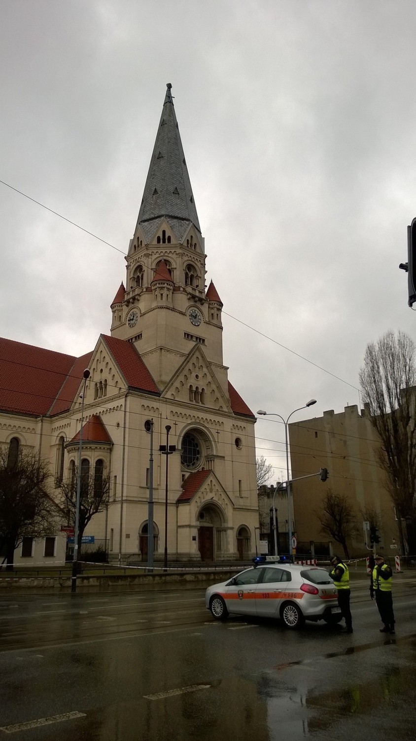 Strażacy zdejmują złamany krzyż. Zamknięte skrzyżowanie...