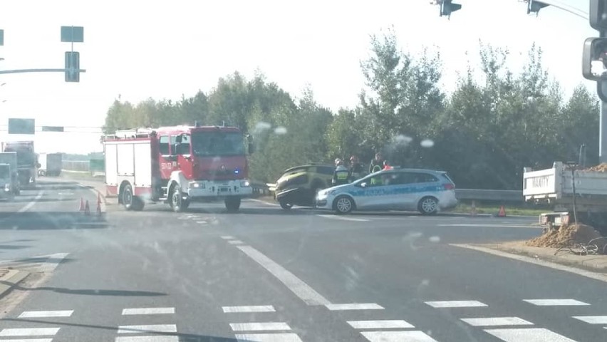 Wypadek na obwodnicy Lublińca. Ciężarówka zderzyła się z samochodem osobowym, który wylądował na barierkach [ZDJĘCIA]