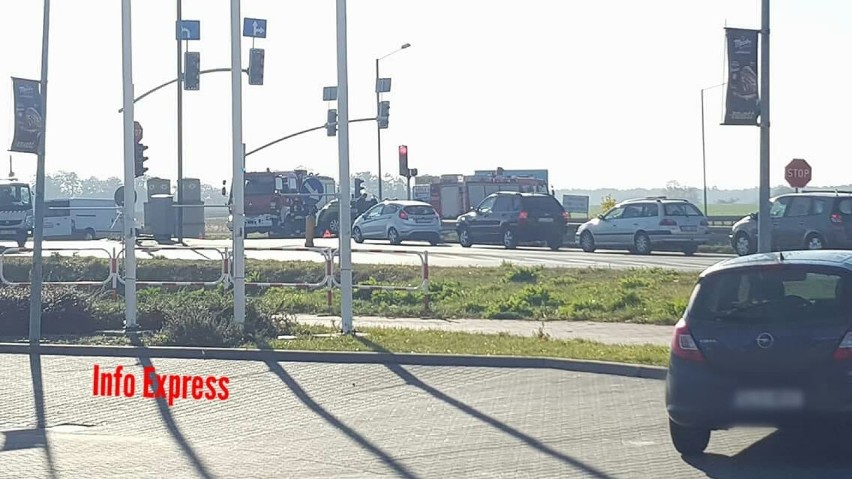 Wypadek na obwodnicy Lublińca. Ciężarówka zderzyła się z samochodem osobowym, który wylądował na barierkach [ZDJĘCIA]