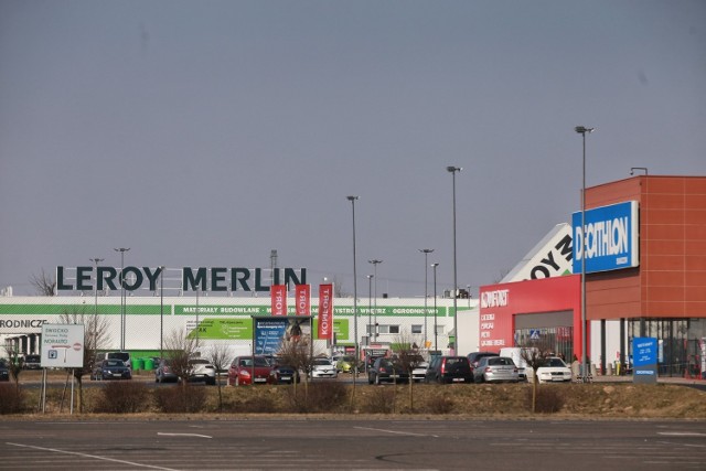 Auchan, Leroy Merlin i Decathlon należą do francuskiej rodziny Mulliez. Sklepy mimo bojkotu wciąż działają w Rosji. Jak bardzo popularne są te markety w Polsce? Sprawdź w galerii, ile miliardów przychodów generują w Polsce.