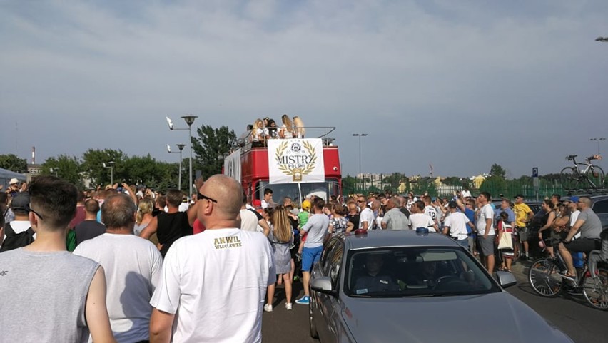 Dni Włocławka 2019. Anwil Włocławek - koszykarscy mistrzowie Polski na scenie na Bulwarach. Przyjechali odkrytym autobusem [zdjęcia]