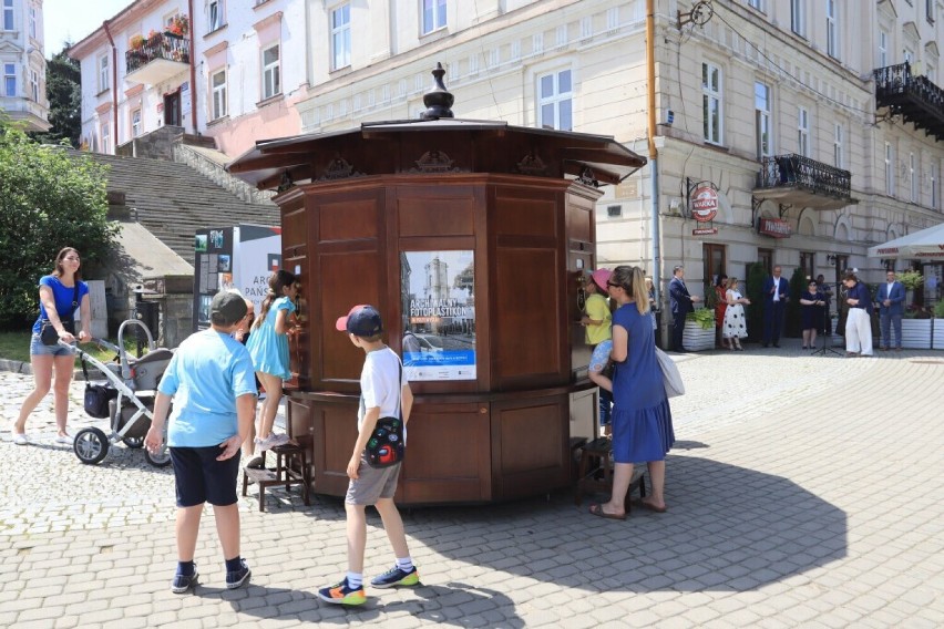 Fotoplasitkon znajduje się w Rynku w Przemyślu.